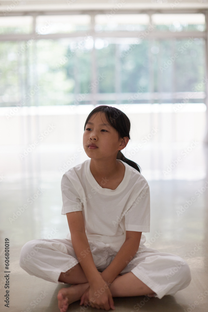 教室で空手を練習している小学生の女の子の様子 教室で空手を練習している小学生の女の子の様子