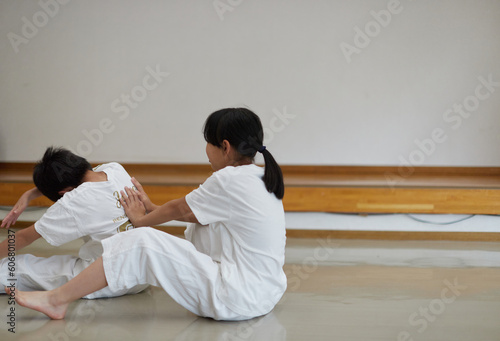 教室で空手を練習している小学生の女の子の様子