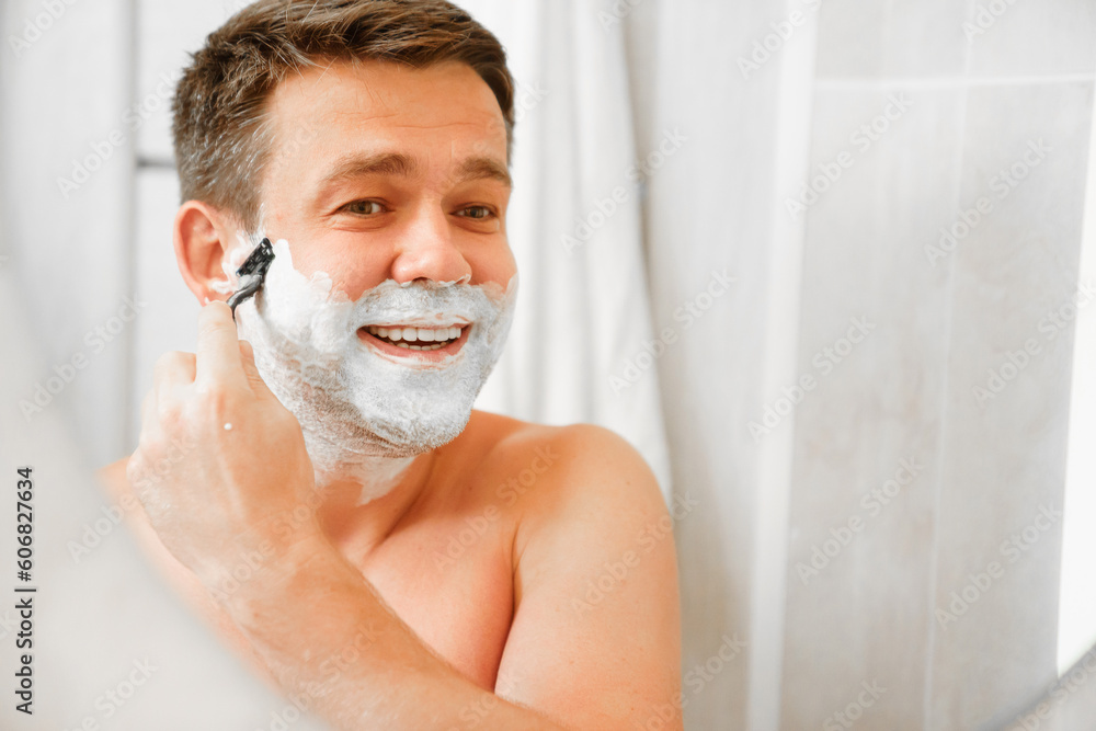 Reusing Face Razor Men Foto de A man shaves his face with a safety razor and looks in a round ...