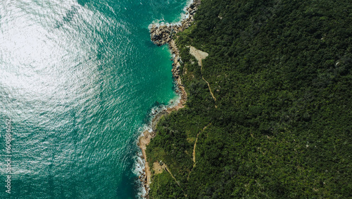 Deslumbrante beleza de Florianópolis, Santa Catarina, capturada pela lente de Felipe Nogs. A natureza exuberante e as águas cristalinas fazem dessa praia um verdadeiro refúgio. photo