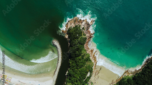 Deslumbrante beleza de Florianópolis, Santa Catarina, capturada pela lente de Felipe Nogs. A natureza exuberante e as águas cristalinas fazem dessa praia um verdadeiro refúgio. photo