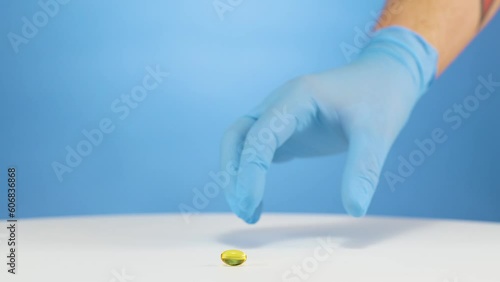 Doktor podnosci żółta tabletke  photo