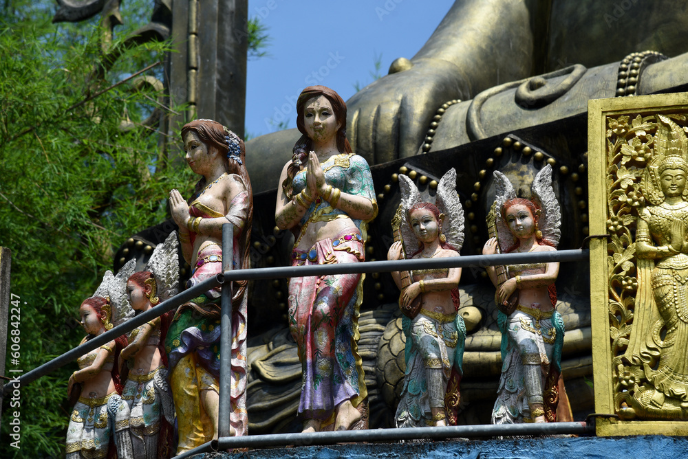 Buddhistische Tempelanlage mit Statuen, Thailand