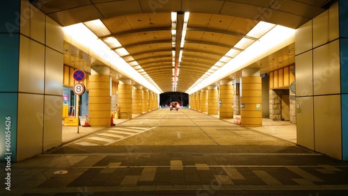 円柱の柱が並ぶトンネルを通り過ぎる車