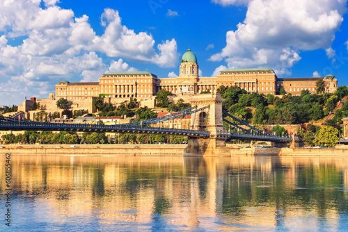 Foto City summer landscape - view of the Szechenyi Chain Bridge and Buda Castle on Ca