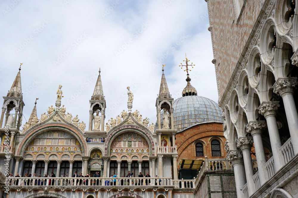 Naklejka premium Piazza San Marco, basilica e campanile, Venezia