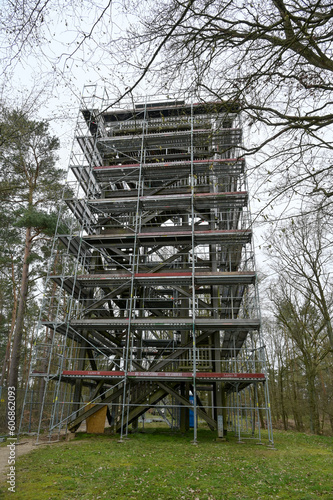 Baustelle des Aussichtsturm Kniepenberg mit Bauger  st bei Hitzacker  Elbe   Landkreis L  chow-Dannenberg in Niedersachsen  Deutschland