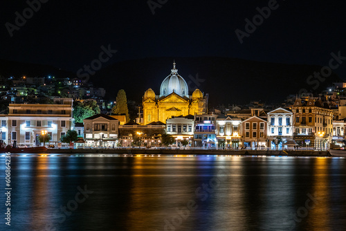Foto Night Shot of  Mytilini Harbour on the Island of Lesvos, Greece