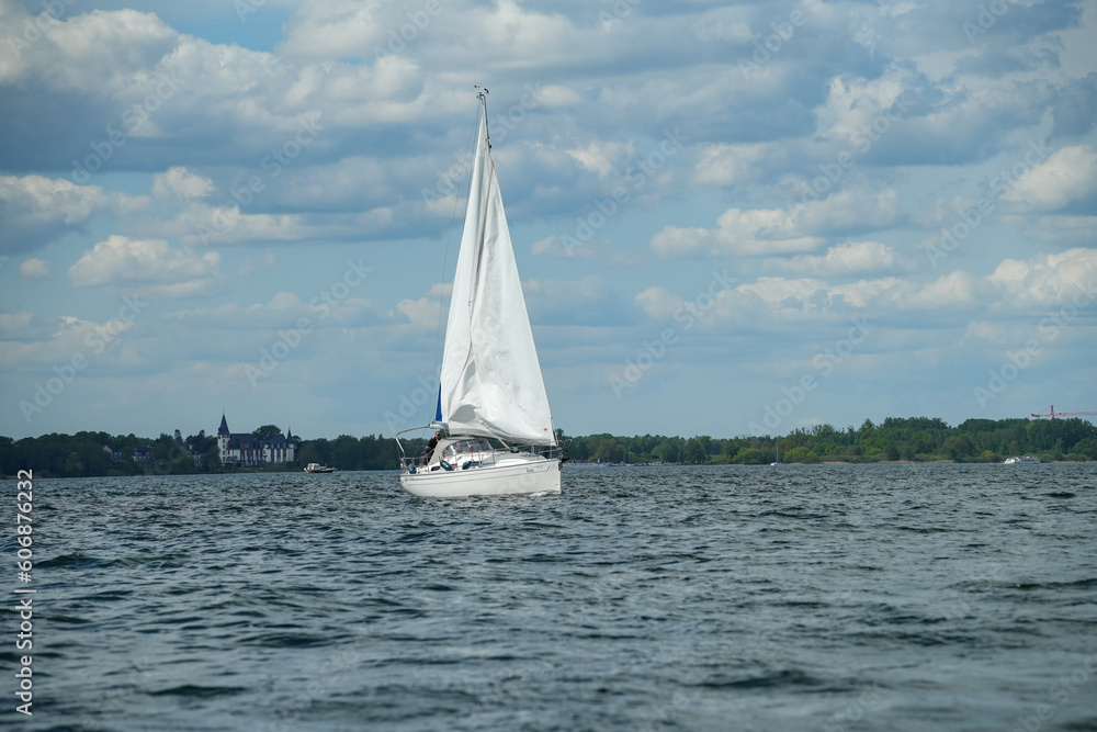 Obraz premium Ein Segelboot auf der Müritz - Mecklenburgische Seenplatte