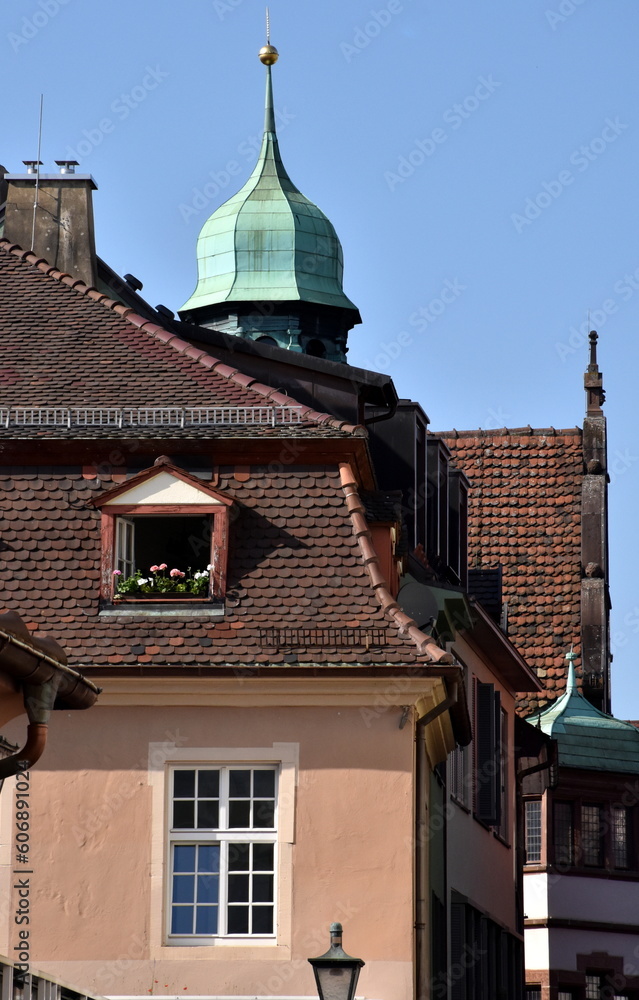 Turm des Freiburger Rathauses zwischen Hausdächern
