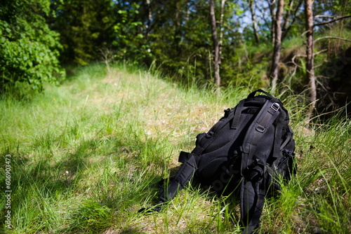 Czarny plecak na trawie © Karol