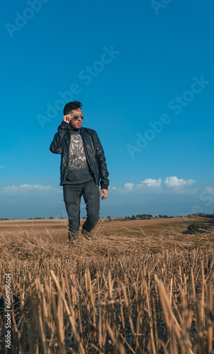 Man with sounglasses in the field  © Gabo