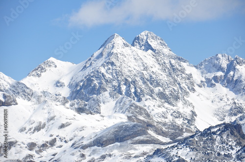 paisaje nevado en la montaña