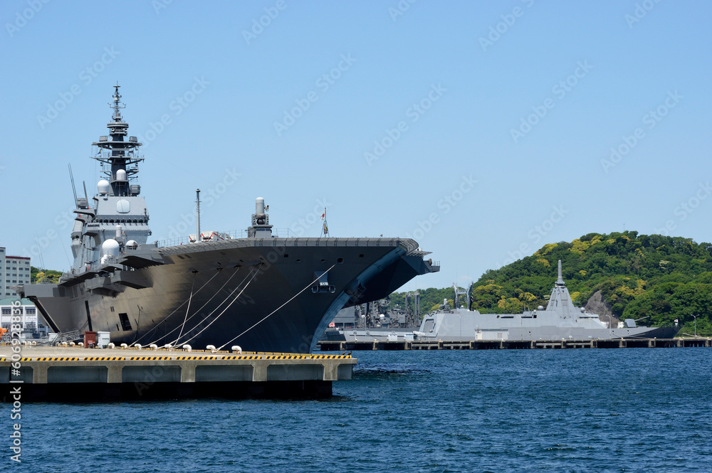 停泊する護衛艦　横須賀港