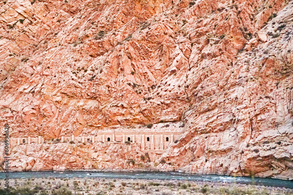 Tunel donde pasaba el antiguo tren trasandino, vista desde la ruta 7 en la provincia de Mendoza.