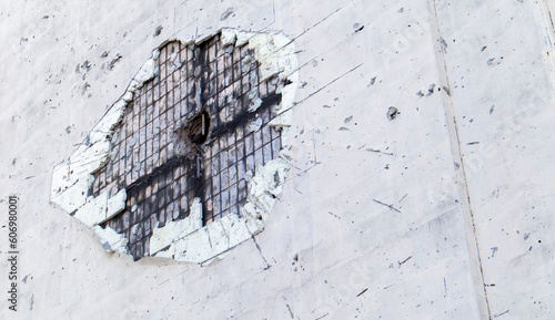 Traces of an artillery shell hitting a multi-storey residential building. Part of the building was destroyed by the shock wave and shrapnel. Shelling at home.
