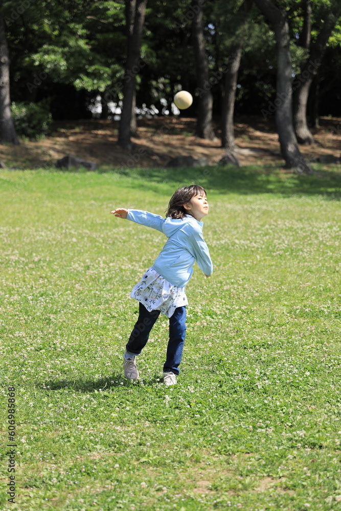 ボールを投げる女子小学生 (8歳) ボールを投げる女子小学生 (8歳)