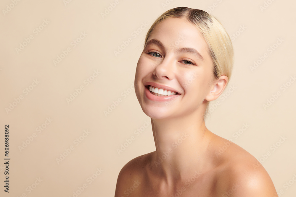 Φωτογραφία Beautiful smile of young woman with healthy white teeth on beige background, Dental care