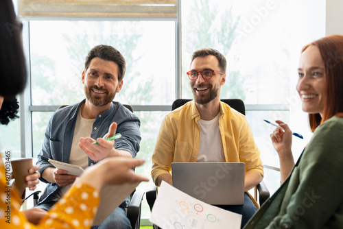 Konstfotografi Sales managers analyze sales growth charts, working on developing business strat