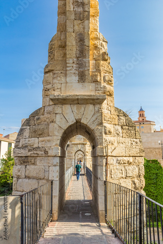 Tableau sur toile people walking the historic roman aqueduct in Teruel, Spain