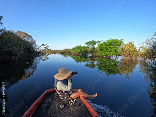 Canvastavla Turista forografando em barco navegando prlo rio Araguaia nos arredores do Parqu