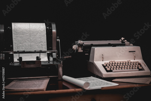 macchina da scrivere con foglio di carta. Spazio per il tuo testo photo