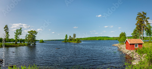 Rotes Bootshaus an  inem See in Schwden