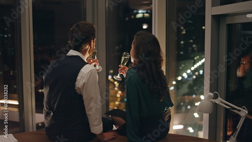Fotografía Man seducer flirting woman drinking champagne