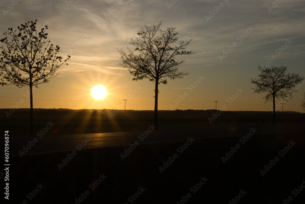 ein Sonnenuntergang über einer Straße ein Sonnenuntergang über einer Straße