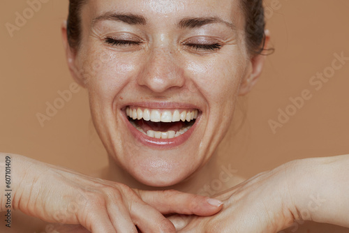 Fotografie smiling woman with wet face washing