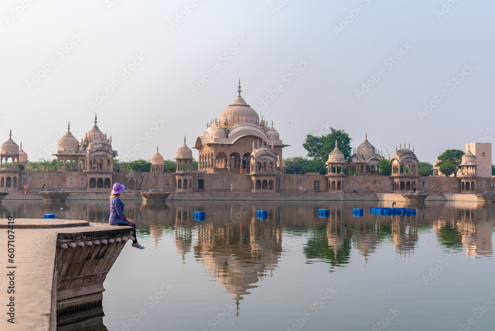 Obraz premium general view, sacred place kusum sarovar on govardhan hill, temple in india, place of pilgrimage, girl on the background of the shrine