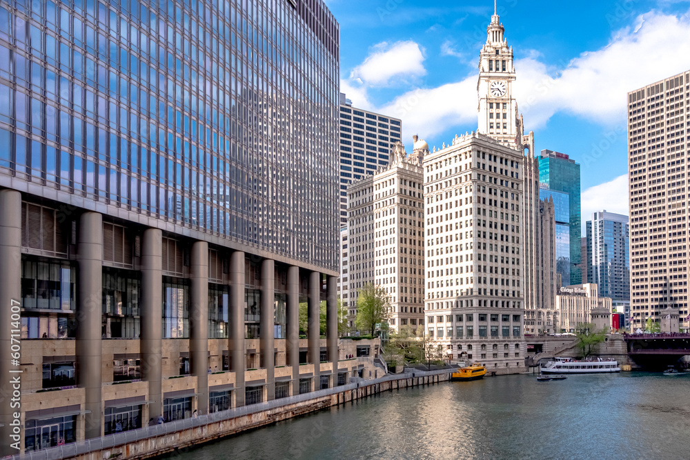 Obraz premium street and riverview scenes in downtown chicago