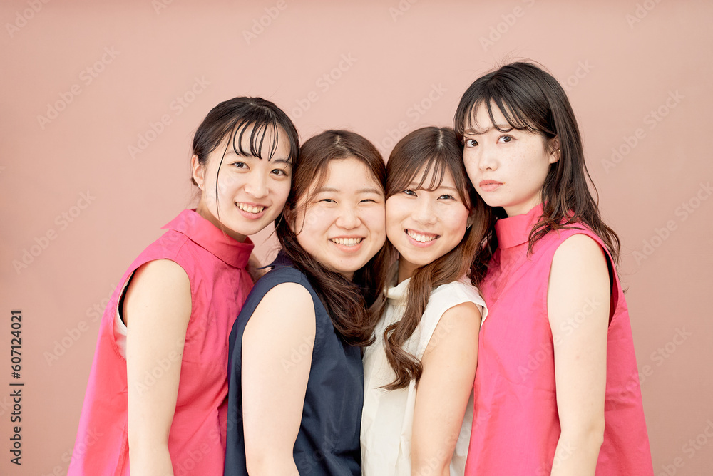 仲良しな若い女性4人組