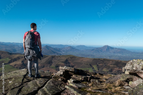 Jovem turista no alto da montanha Artzamendi no País Basco francês  © LuIvDa
