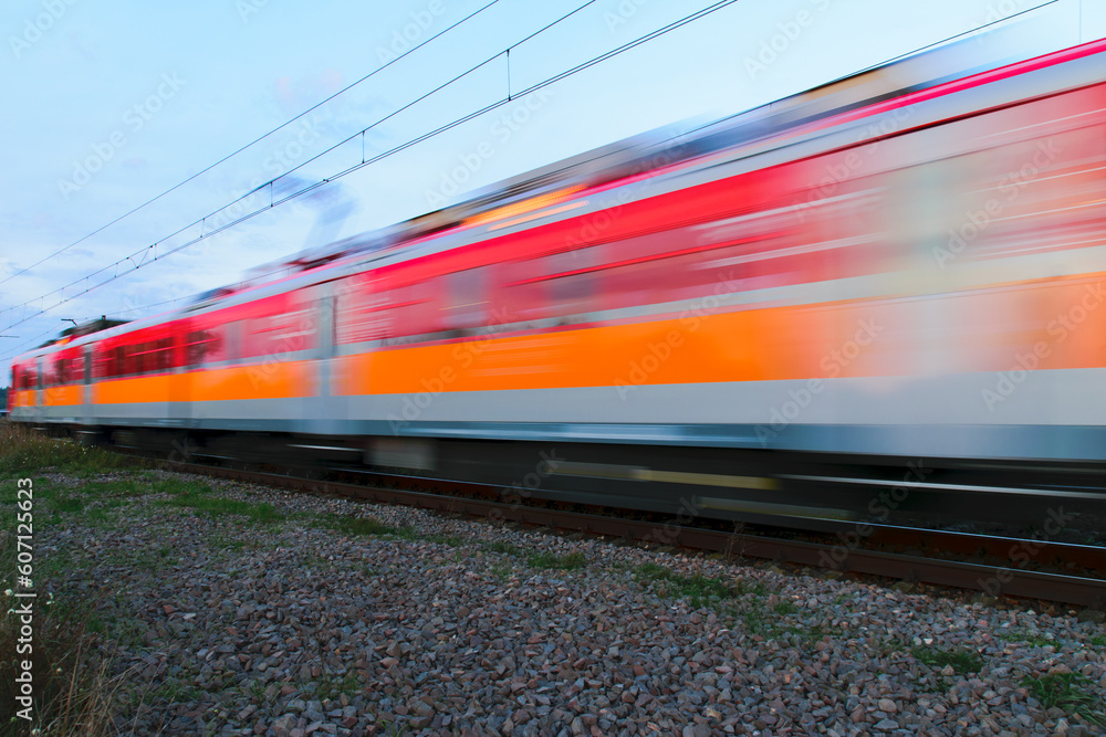 Jadący z dużą prędkością pociąg - obrazy, fototapety, plakaty 