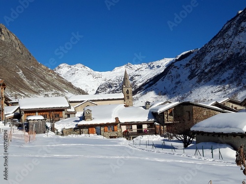 village dans le montagne de la savoie