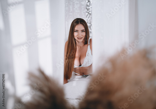 Obraz na płótnie young beautiful brunette boudoir shooting model plus w salonie