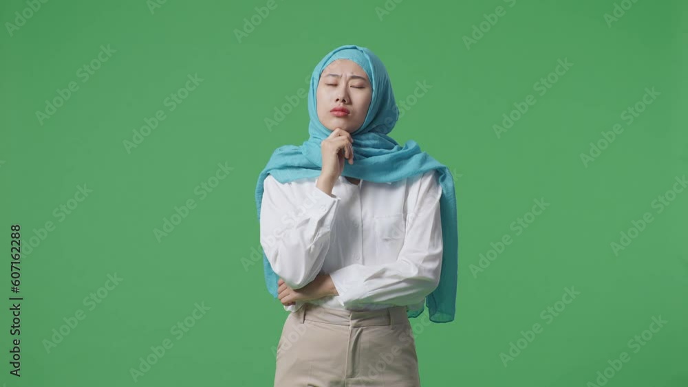 Asian Muslim Woman Thinking And Looking Around Then Raising Her Index Finger While Standing In The Green Screen Background Studio
Asian Muslim Woman Thinking And Looking Around Then Raising Her Index Finger While Standing In The Green Screen Background Studio
