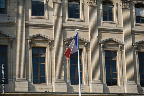 Drapeau français hissé devant un bâtiment à Paris