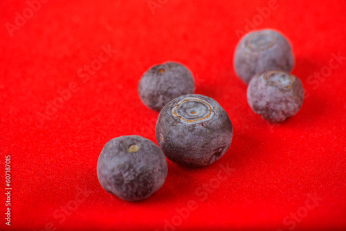 Heidelbeeren auf rotem stoff