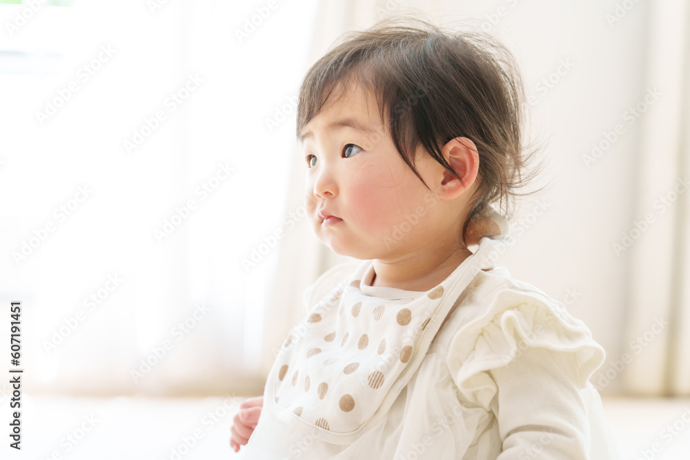 リビングでリラックスする赤ちゃん リビングでリラックスする赤ちゃん