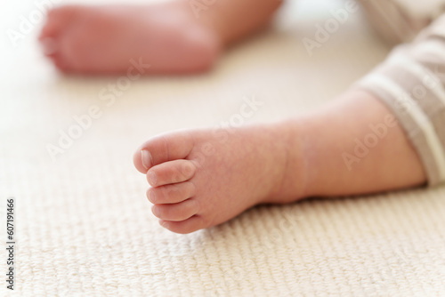 赤ちゃんの足元 © taka