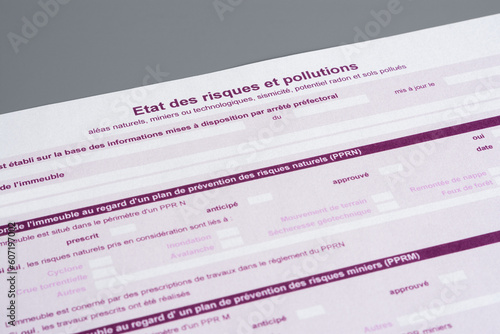 Etat des Risques et Pollutions (ERP). 
Diagnostic obligatoire en France, pour la vente d'un bien immobilier. photo