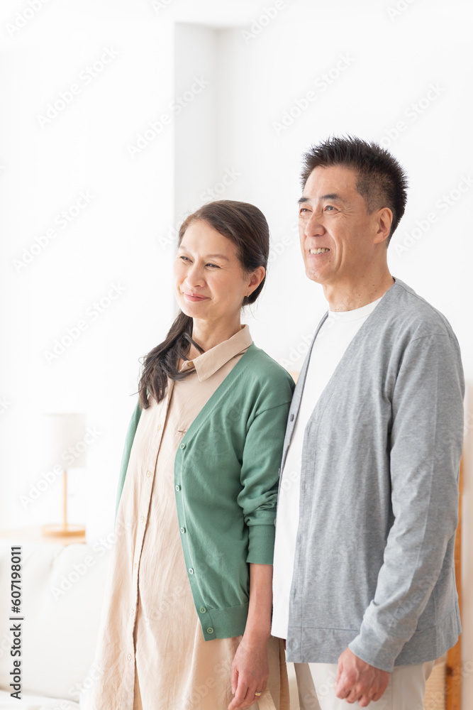 リビングにいる笑顔の高齢者夫婦 リビングにいる笑顔の高齢者夫婦