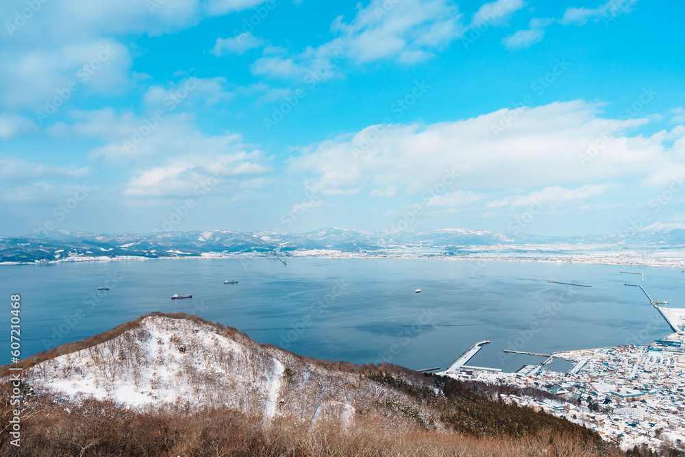Obraz premium Beautiful landscape and cityscape from Hakodate Mountain with Snow in winter season. landmark and popular for attractions in Hokkaido, Japan.Travel and Vacation concept