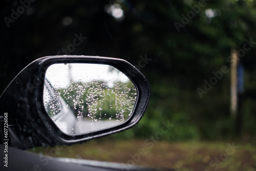 雨の日の水滴のついた車のサイドミラー