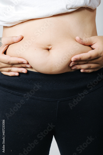 Women with abdominal fat, obesity problems, fat accumulation, diet, exercise, weight loss, postpartum women's abdomen fat accumulation after giving birth