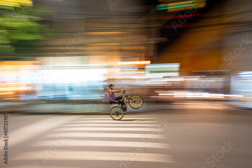 Circulando en bicicleta por una ciudad de noche