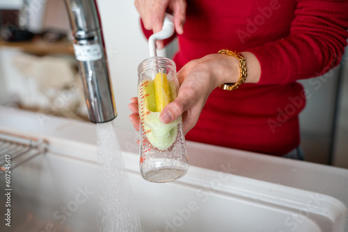 赤ちゃんの哺乳瓶を洗っている風景