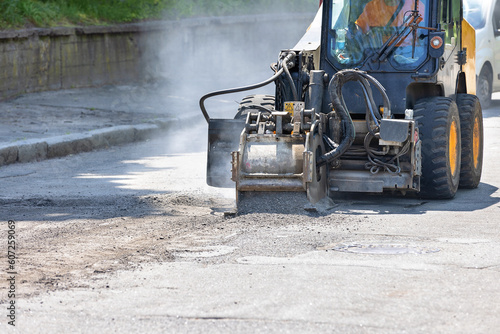 Fotografija Industrial milling of the old asphalt pavement for the subsequent renovation of the roadway